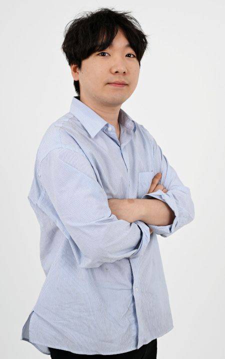 유튜버 최성운씨가 지난 14일 서울 여의도 국민일보에서 포즈를 취하고 있다. 최씨는 숏폼 콘텐츠가 유행하는 상황에서 자신이 만드는 긴 호흡의 '인터뷰 콘텐츠'가 사랑받는 비결로 '대화의 밀도'를 꼽았다. 이한형 기자