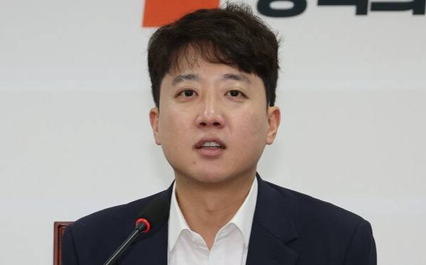 개혁신당 이준석 대표가 8일 서울 여의도 국회에서 열린 최고위원회의에서 발언하고 있다. 연합뉴스