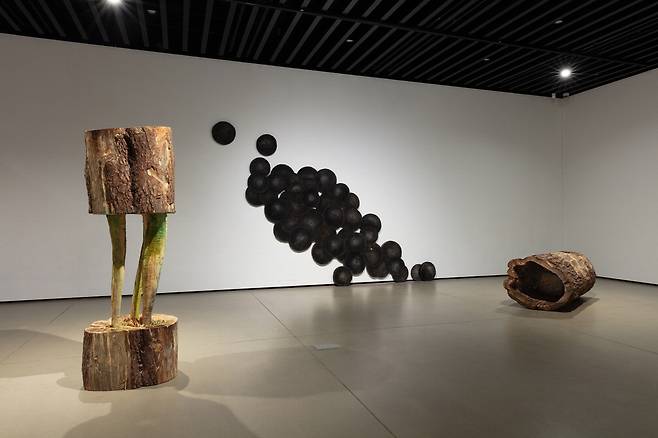 백연수 작가의 'Black Forms 검은 형상들'(오른쪽). 김종영미술관