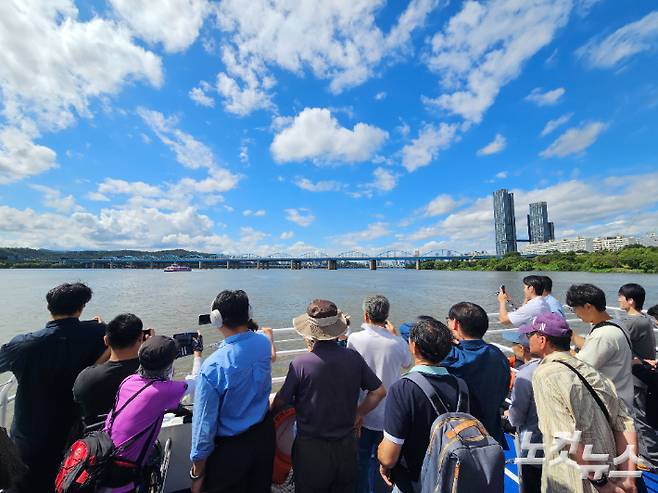 18일 취항 첫날 잠실에서 마곡으로 항해중인 한강버스. 권민철 기자