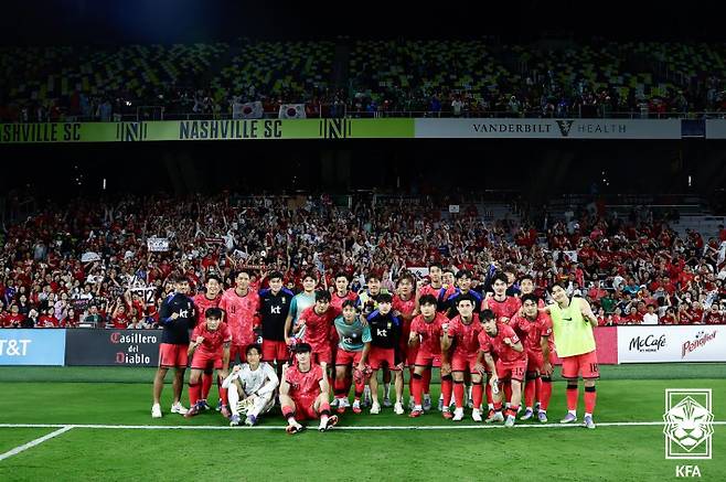 지난 10일(한국시간) 미국 테네시주 내슈빌의 지오디스파크에서 열린 한국과 멕시코의 친선경기에서 대표팀 선수들이 2대2 무승부로 경기를 마친 뒤 기념촬영하고 있다. 대한축구협회 제공