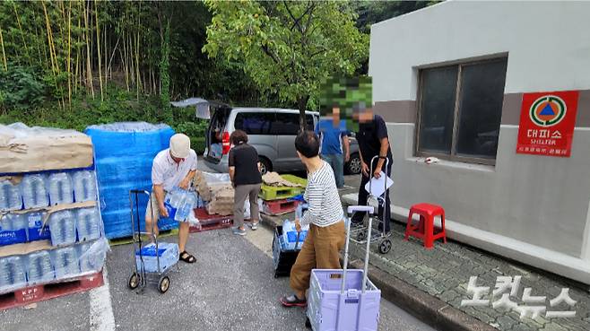 강릉시가 300세대 이상 아파트에 대한 2차 생수 배부를 지난 15일부터 시작한 가운데 강릉의 한 아파트 주차자에서 입주민들이 생수를 받아가고 있다. 전영래 기자
