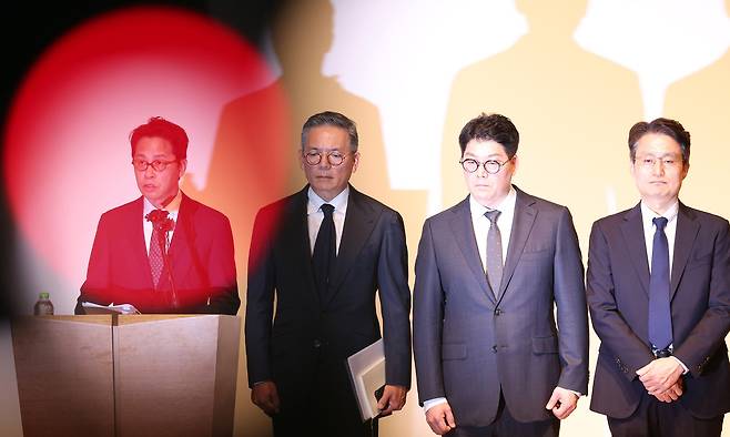 18일 서울 중구 부영태평빌딩에서 조좌진 롯데카드 대표이사 및 임원들이 사이버 침해 사고에 대한 대고객 사과 및 사고 경위, 고객 보호 조치 등의 언론 브리핑을 하고 있다. 남정탁 기자