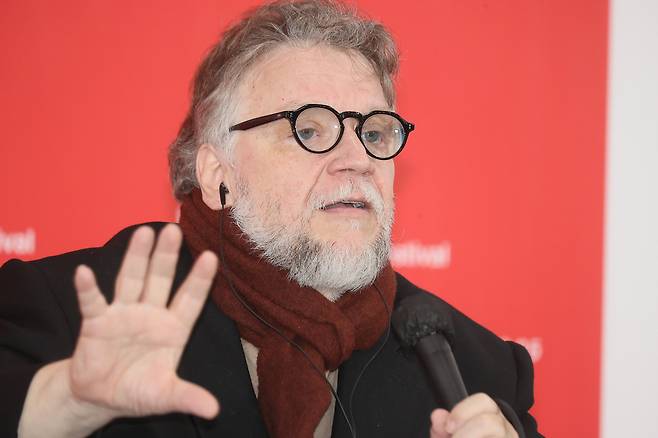 기예르모 델 토로 감독이 19일 부산 해운대구 영화의전당에서 열린 제30회 부산국제영화제 ‘프랑켄슈타인’ 기자회견에서 취재진의 질문에 답하고 있다. 연합뉴스