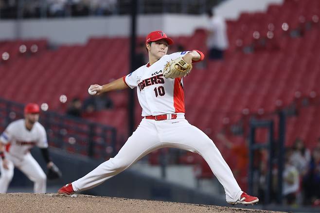 KIA 김태형은 미래 1선발 재목이라는 평가에 알맞은 힘찬 투구를 16일 광주 한화전에서 선보였다. 시즌 막판 균열이 생긴 선발진의 희망으로 떠오르고 있다. 사진제공|KIA 타이거즈