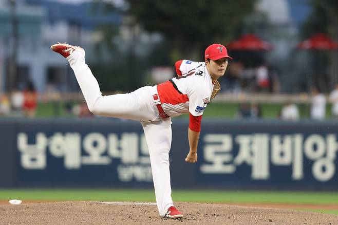 KIA 김태형은 미래 1선발 재목이라는 평가에 알맞은 힘찬 투구를 16일 광주 한화전에서 선보였다. 시즌 막판 균열이 생긴 선발진의 희망으로 떠오르고 있다. 사진제공|KIA 타이거즈