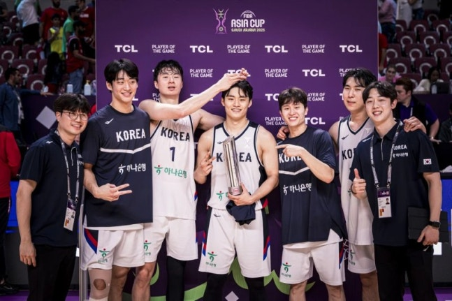 농구대표팀 유기상(가운데)이 지난달 아시아컵 레바논전 승리 후 수훈 선수상을 받자 동료들이 축하해주고 있다. FIBA 홈페이지