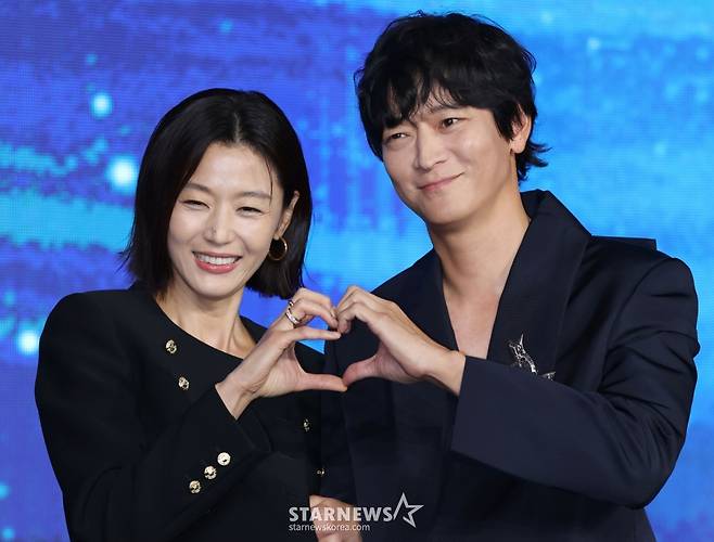 배우 전지현, 강동원이 2일 오전 서울 포시즌스 호텔에서 진행된 디즈니+ 오리지널 시리즈 '북극성' 제작발표회에 참석해 포즈를 취하고 있다. 유엔대사로서 국제적 명성을 쌓아온 문주(전지현)가 대통령 후보 피격 사건의 배후를 쫓는 가운데, 그녀를 지켜야만 하는 국적불명의 특수요원 산호(강동원)와 함께 한반도를 위협하는 거대한 진실을 마주하는 첩보 멜로 시리즈 '북극성'은 오는 10일 공개된다. /2025.09.10 /사진=이동훈 photoguy@