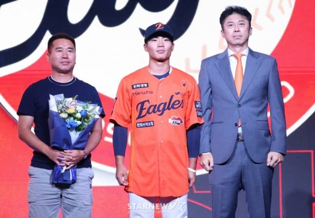 '2026 KBO 신인 드래프트'가 17일 서울 송파구 롯데호텔 월드 크리스탈볼룸에서 열렸다. 오재원(유신고)이 전체 3순위로 한화에 지명된 후 소감을 밝히고 있다. /사진=김진경 대기자