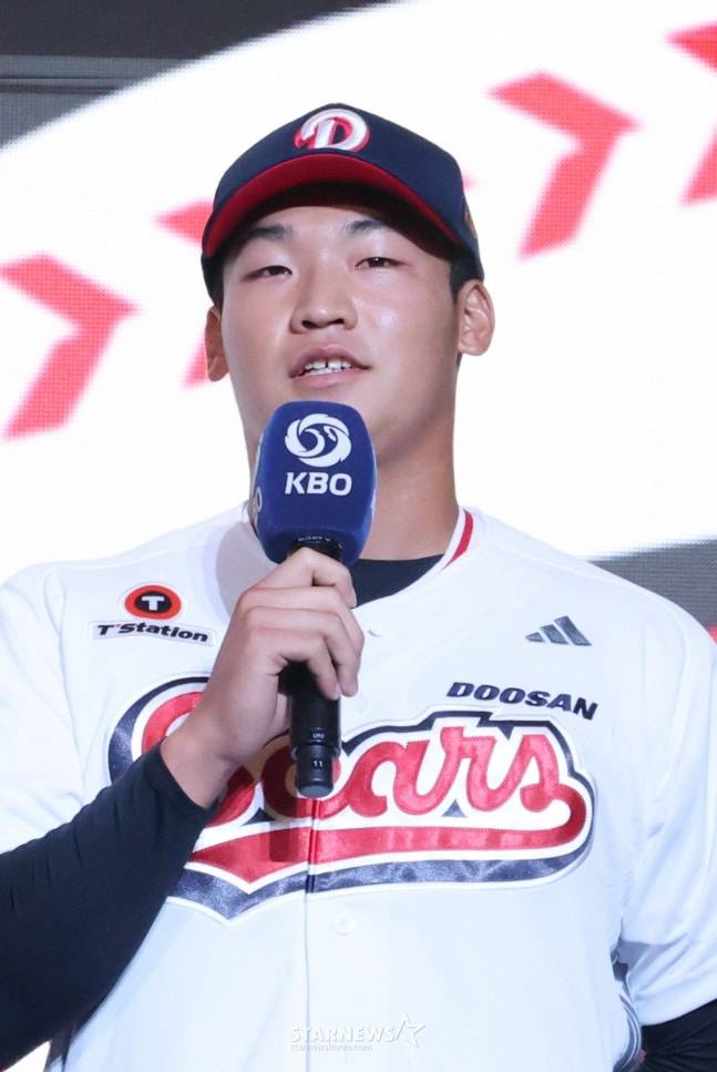 '2026 KBO 신인 드래프트'가 17일 서울 송파구 롯데호텔 월드 크리스탈볼룸에서 열렸다. 김주오(마산용마고)가 전체 7순위로 두산에 지명된 후 소감을 밝히고 있다. /사진=김진경 대기자