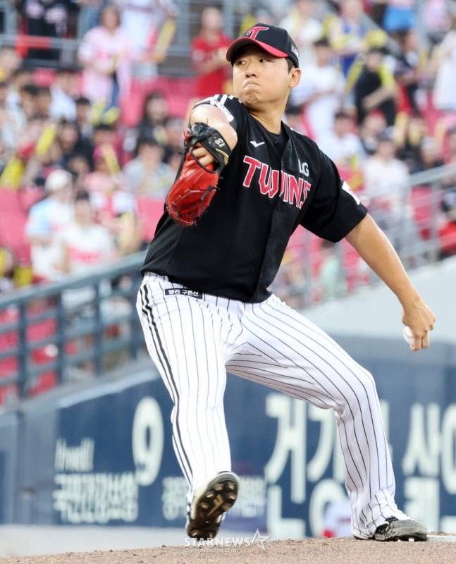 LG 송승기가 역투하고 있다. /사진=강영조 선임기자