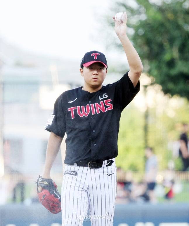 LG 송승기가 역투하고 있다. /사진=강영조 선임기자