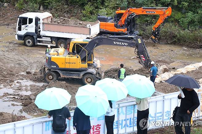 하루 앞으로 다가온 도암댐 비상 방류 (강릉=연합뉴스) 류호준 기자 = 19일 강원 강릉시 남대천 상류에서 도암댐 비상 방류 대비 공사가 한창이다. 강릉 가뭄 대응을 위해 20일 오후 도암댐 비상 방류가 예정돼 있다. 2025.9.19 ryu@yna.co.kr