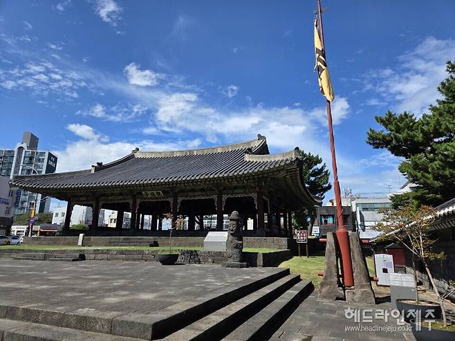 제주목관아 앞 관덕정.