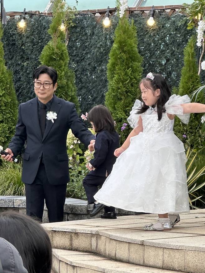 김병만-현재은 결혼식. 사회자 이수근과 신랑-신부의 두 자녀. 사진=TV조선 ‘조선의 사랑꾼’