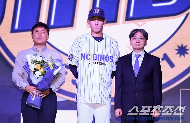 2026 KBO 신인 드래프트가 17일 서울 롯데호텔월드에서 열렸다. NC에 1라운드 지명된 유신고 신재인이 기념촬영을 하고 있다. 잠실=박재만 기자 pjm@sportschosun.com/2025.09.17/