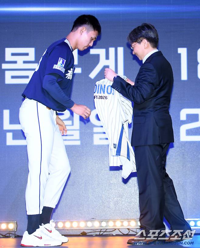 2026 KBO 신인 드래프트가 17일 서울 롯데호텔월드에서 열렸다. NC에 1라운드 지명된 유신고 신재인이 유니폼을 입고 있다. 잠실=박재만 기자 pjm@sportschosun.com/2025.09.17/