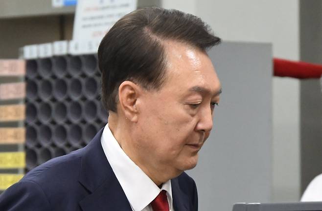 윤석열 전 대통령이 지난 7월 9일 서울중앙지법에서 두 번째 구속 전 피의자심문(영장실질심사)을 마친 뒤 대기장소인 서울구치소로 이동하고 있다./뉴스1