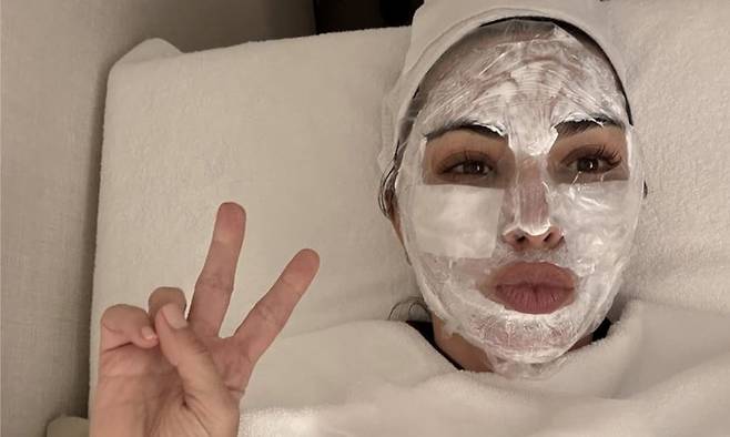 한국에서 피부시술을 받는 자기 모습을 소셜미디어(SNS)에 올린 미국의 인플루언서 겸 사업가 킴 카다시안. /인스타그램 캡처