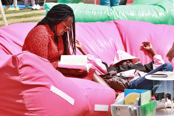 외국인도 즐기는 서울광장 야외도서관 모습. 연합뉴스