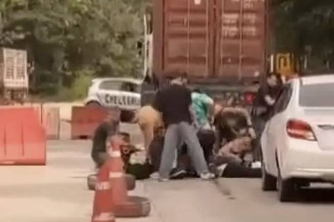 태국 경찰이 람푼 지방 매타 마약 검문소에서 주요 용의자를 체포하고 있다. 사진=방콕포스트