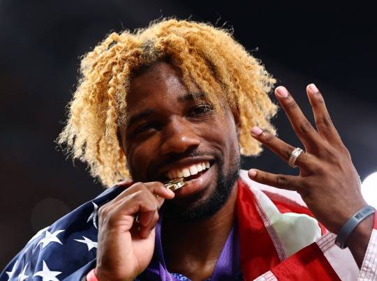 남자 200m 4연패 자축하는 라일스. 사진(도쿄 로이터=연합뉴스)