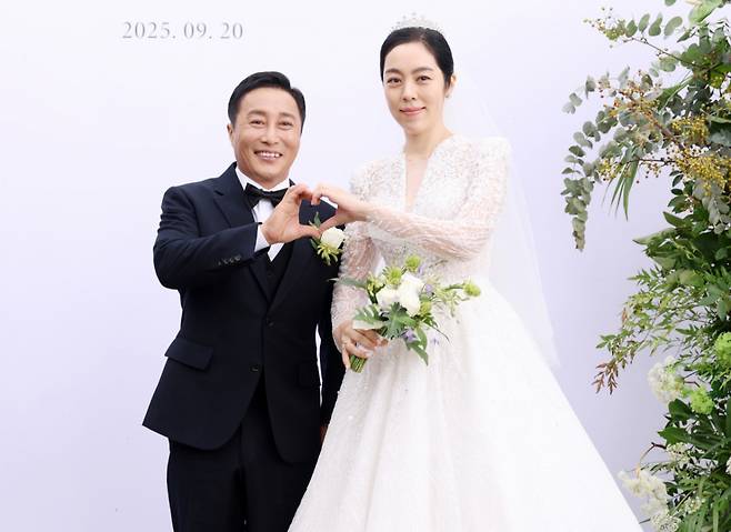 김병만과 현은재씨가 20일 서울 서초구 한강세빛섬 플로팅아일랜드에서 열릴 결혼식에 앞서 포즈를 취하고 있다. /사진=스타뉴스