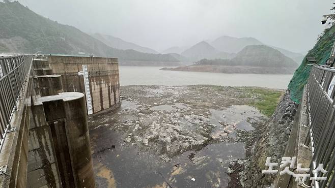 지난 17일 오후 호우특보 속 비가 내리고 있는 강릉 오봉저수지. 전영래 기자
