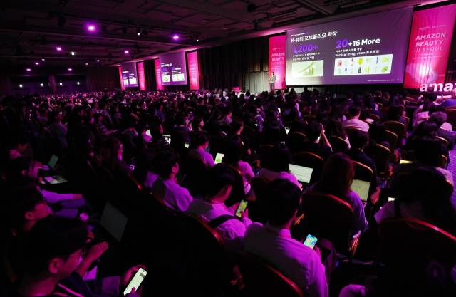 19일 서울 강남구 코엑스에서 열린 '아마존 뷰티 인 서울' 행사에서 신화숙 아마존 글로벌셀링 코리아 대표가 'K뷰티, 지금과 미래를 말하다'를 주제로 강연하고 있다. 연합뉴스