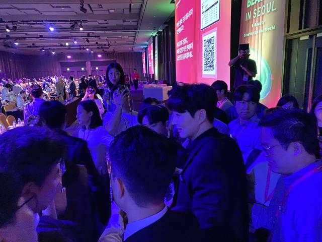 김병훈 에이피알 대표가 19일 서울 코엑스에서 열린 '아마존 뷰티 인 서울 2025' 행사에서 강연한 후 퇴장하고 있다. 김남명 기자