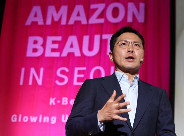 19일 서울 강남구 코엑스에서 열린 '아마존 뷰티 인 서울' 행사에서 윤상현 한국콜마 부회장이 'K뷰티 화장품 브랜드의 성공'을 주제로 강연하고 있다. 연합뉴스