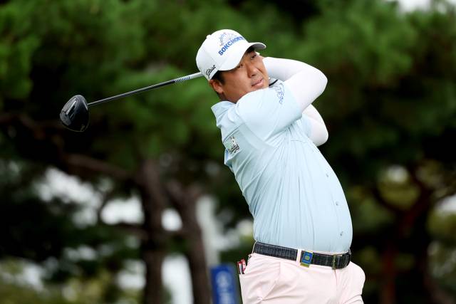 이동환이 20일 골프존 오픈 3라운드 1번 홀에서 티샷을 하고 있다. 사진 제공=KPGA