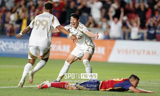 ▲ 이번 해트트릭으로 손흥민(가운데)은 단순히 득점 기록뿐 아니라 팀 전체에 미치는 영향력에서도 압도적인 스타란 점을 여실히 증명했다. 정교한 슈팅과 성실한 전방 압박, 부드러운 연계 플레이는 동료들에게 \'안정감\'을 주었고 LAFC 공격 패턴은 손흥민을 중심으로 다채로운 전술이 가능해졌다.