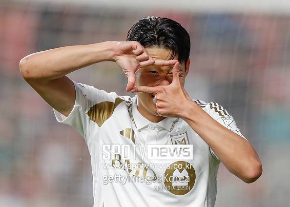 ▲ 잉글랜드에서도 손흥민의 활약은 연일 화제다. 영국 공영방송 BBC는 “토트넘 캡틴이 북런던을 떠난 지 한 달 만에 MLS에서 골 폭격기로 자리매김했다. 6경기 만에 5골, 첫 해트트릭까지 쓸어 담았다”며 감탄을 금치 못했다. EPL에서 10년간 증명한 날카로운 득점 본능과 빠른 적응력이 태평양을 건너서도 여지없이 유효하단 분석이다.