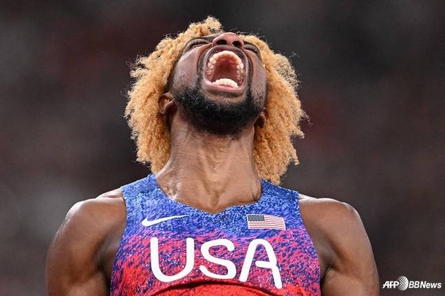 노아 라일스가 19일 일본 도쿄국립경기장에서 열린 2025 세계선수권 남자 200m 결선에서 우승한 뒤 포효하고 있다. /AFPBBNews=뉴스1