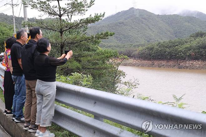 오봉저수지 저수율 40% 돌파 (강릉=연합뉴스) 류호준 기자 = 20일 물이 차오르는 강원 강릉시 성산면 오봉저수지를 보며 시민들이 웃음 짓고 있다.
이날 오후 오봉저수지 저수율은 40%를 넘겼다. 2025.9.20 ryu@yna.co.kr