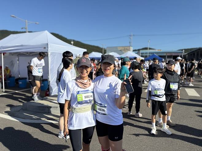 ▲ 21일 오전 인천 강화군에서 열린 제25회 강화해변마라톤대회'에 '헬창가족'을 달고 대회에 참가한 박순남, 백소라 모녀./정슬기 기자 zaa@incheonilbo.com