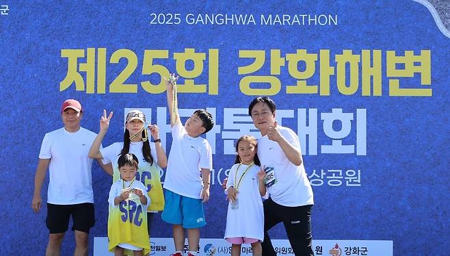 ▲ 21일 오전 인천 강화군에서 열린 '제25회 강화해변마라톤대회'에 박용철(오른쪽) 강화군수와 가족들이 대회에 참가했다. /이재민 기자 leejm@incheonilbo.com