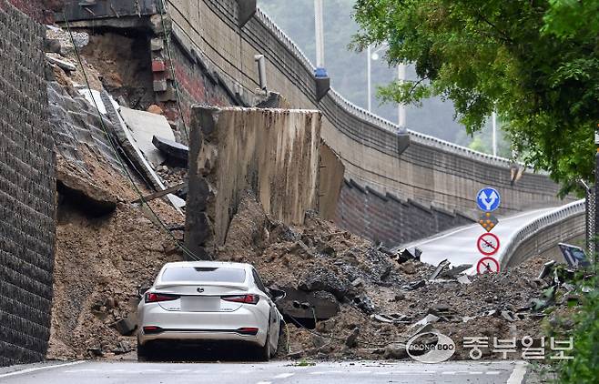 전날 저녁 오산시 가장교차로 고가도로의 10m 높이 옹벽이 무너지며 차량 2대를 덮쳐 40대 남성 1명이 흙더미에 매몰돼 숨지는 사고가 발생했다. 사진은 17일 오후 가장교차로 옹벽 붕괴현장의 모습. 임채운기자