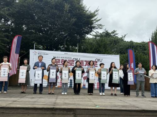 춘천시가족센터(센터장:윤은희)는 지난 20일 춘천 의암공원에서 제1회 춘천 세계문화축제 ‘문화로 ON!, 세계로 ON!’을 성황리에 개최했다.