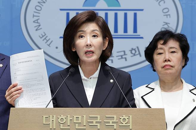 나경원 의원을 비롯한 국민의힘 법제사법위원회 위원들이 19일 오전 서울 여의도 국회 소통관에서 조희대 대법원장·한덕수 전 국무총리의 비밀 회동 의혹 제기한 서영교·부승찬 더불어민주당 의원에 대한 기자회견을 하고 있다.(사진/뉴스1)