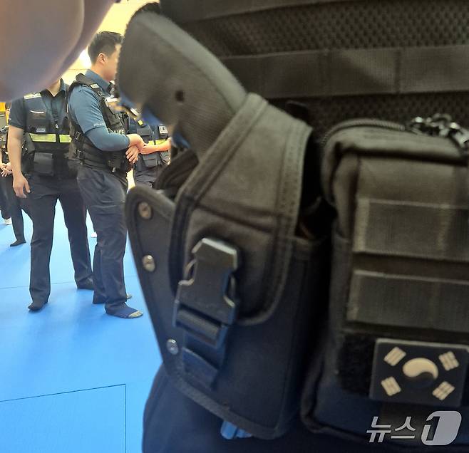 현재 경찰이 사용하고 있는 권총집(파우치) 모습.