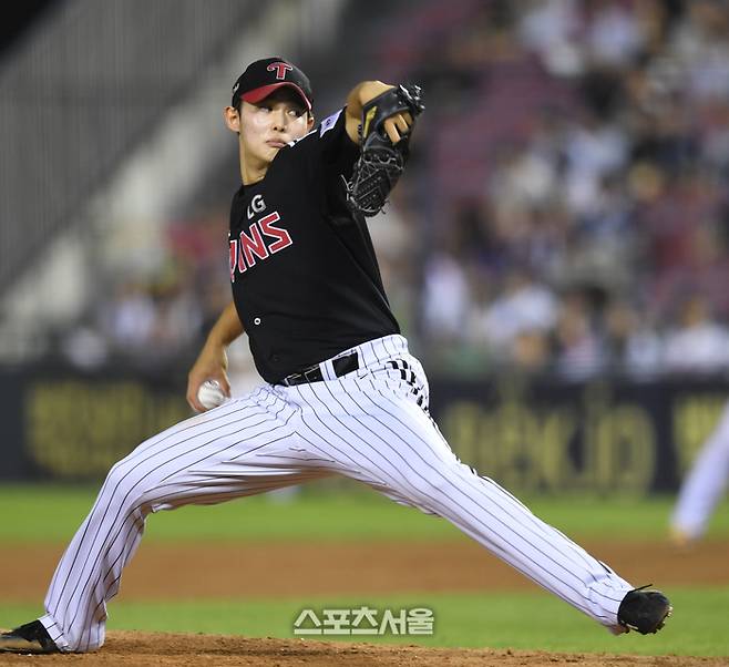 LG 투수 김영우가 10일 서울 잠실구장에서 열린 2025 KBO리그 두산과 경기 8회 역투하고 있다. 잠실 | 최승섭기자 thunder@sportsseoul.com