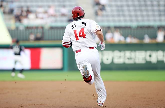 SSG 최정이 9일 인천SSG랜더스필드에서 열린 2025 KBO리그 정규시즌 KT전에서 2루타를 치고 있다. 사진 | SSG 랜더스