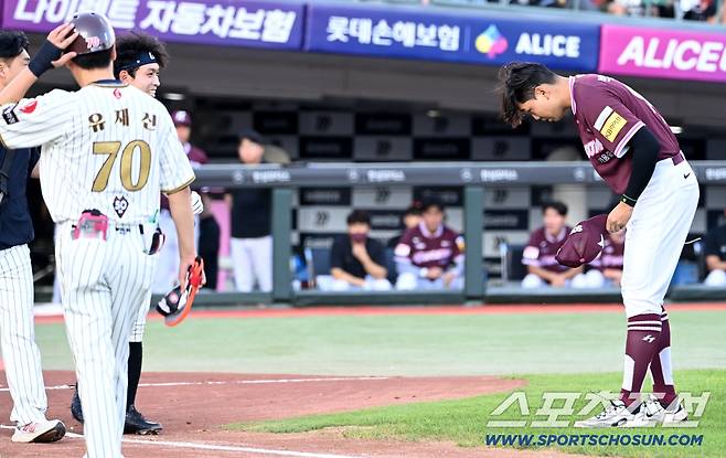 사과하는 박정훈과 괜찮다며 웃어보이는 황성빈