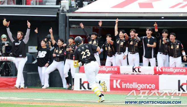20일 수원 케이티위즈파크에서 열린 KT와 한화의 경기. 1회말 KT 안현민이 한화 폰세를 상대로 선제 3점홈런을 날렸다. 환호하고 있는 KT 선수들. 수원=송정헌 기자songs@sportschosun.com/2025.09.20/