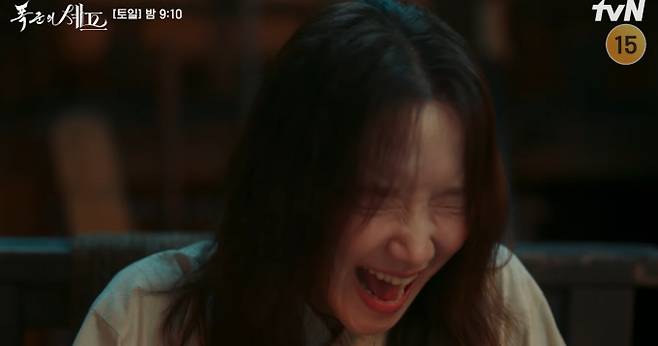 지난 20일 방송된 tvN 토일드라마 '폭군의 셰프' 9회에서는 연지영(임윤아 분)과 이헌(이채민 분)의 로맨스가 깊어지는 한편, 역대급 위기가 찾아왔다. 연지영은 요리 경합에서 최종 승리하며 이헌과의 관계도 한층 가까워졌지만, 행복은 잠시였다. 역당 무리인 강목주(강한나 분)와 제산대군(최귀화 분)의 흉계로 진명대군을 해하려 했다는 누명을 쓰게 된 것이다. 자현대비(신은정 분)는 분노하며 연지영을 직접 고문하려 하고, 아무것도 모르는 이헌은 연지영을 기다려 안타까움을 더했다. 최고 시청률 15.9%를 기록하며 동시간대 1위를 지킨 '폭군의 셰프' 다음 이야기에 귀추가 주목된다.