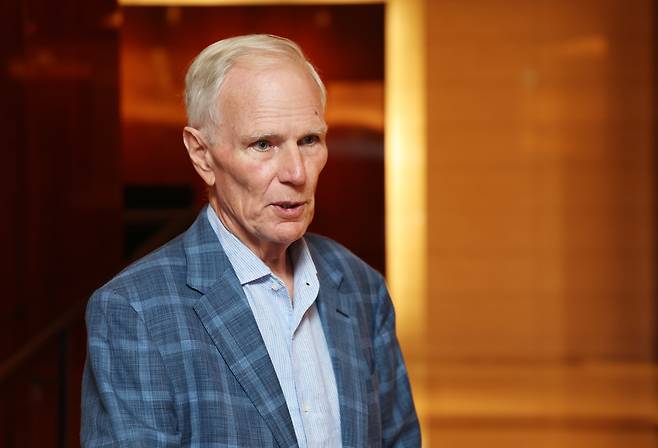 필립 알스턴 뉴욕대 로스쿨 석좌교수는 지난 16일 본지 인터뷰에서 “AI 시대에 사라질 위험에 처한 것은 인간의 온기와 연민, 연대”라며 “챗봇은 진짜 따뜻함을 대신할 수 없다”고 말했다. /장경식 기자