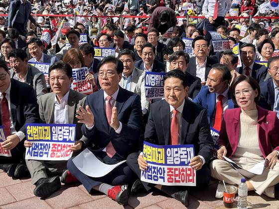 장동혁 국민의힘 대표와 송언석 원내대표가 21일 대구시 동구 동대구역 광장에서 열린 야당탄압·독재정치 국민 규탄대회에 참석하고 있다. 뉴스1