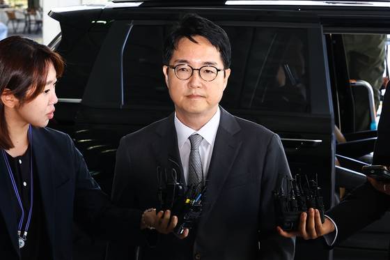 심우정 전 검찰총장이 21일 서울고등검찰청에 마련된 내란 특검 사무실에 피고발인 신분으로 조사를 받기 위해 출석하고 있다. 김종호 기자